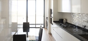 Køleskab, mikrobølgeovn, ovn, kogeplade