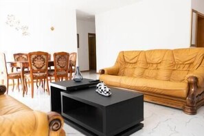 TV - 2 bdr apt in Palmarejo Baixo, near seafront - LCGR (Praia)