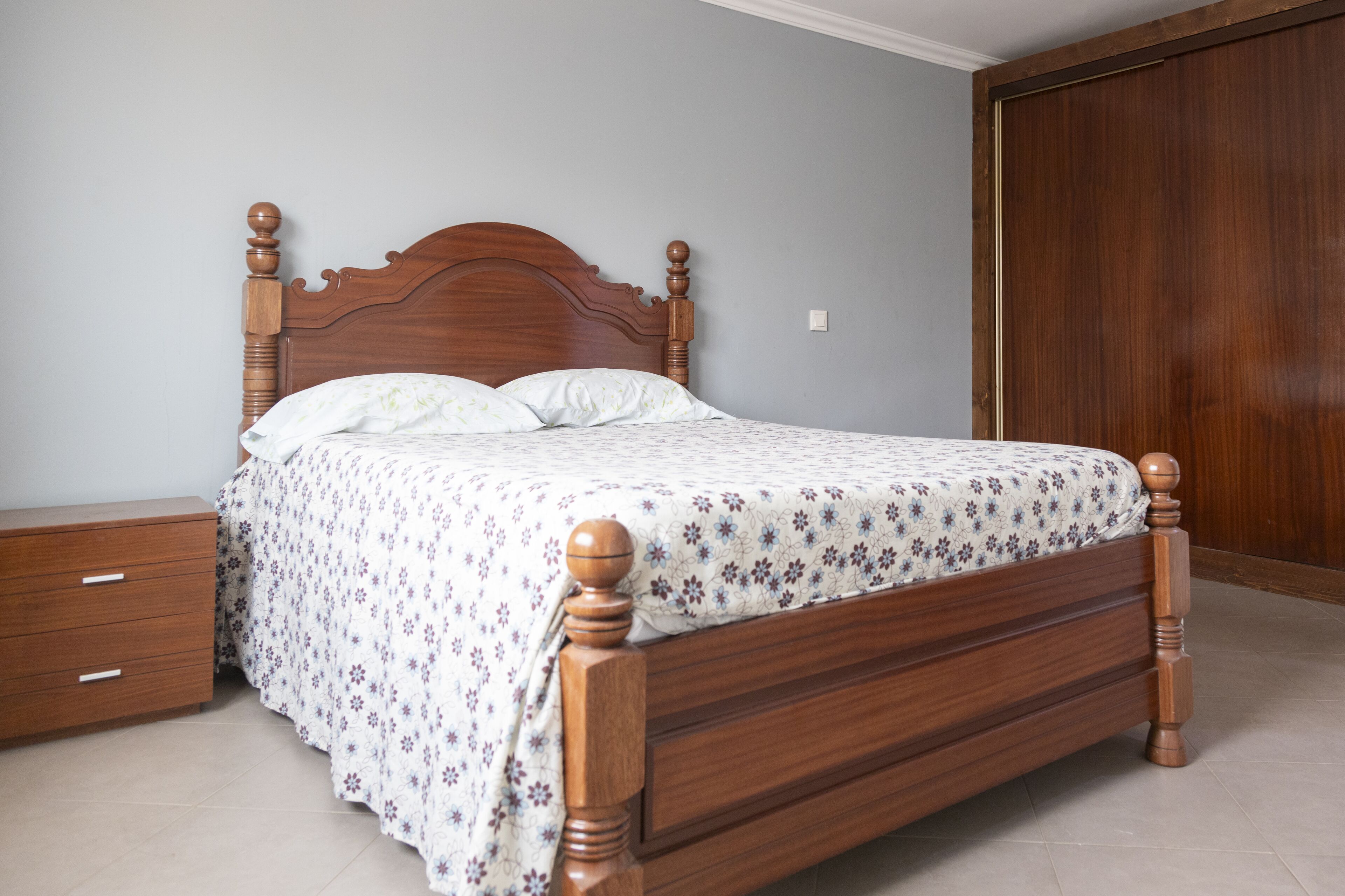 2 slaapkamers, een strijkplank/strijkijzer, reisbedje, internet