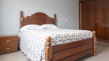 2 slaapkamers, een strijkplank/strijkijzer, reisbedje, internet