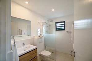 Dusche, Haartrockner, Handtücher, Seife
