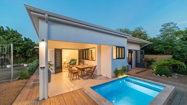 A modern house with a pool, a dining area, and a garden. - Cute hideaway with private pool & garden. Close to nature & beaches. (Bonaire)