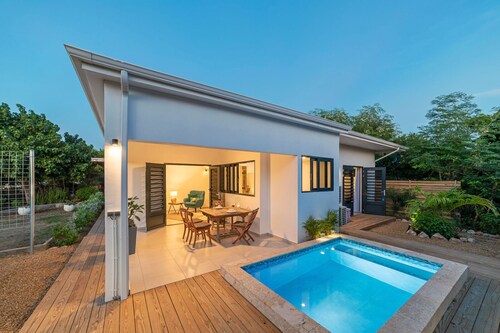 Cute hideaway with private pool & garden. Close to nature & beaches.