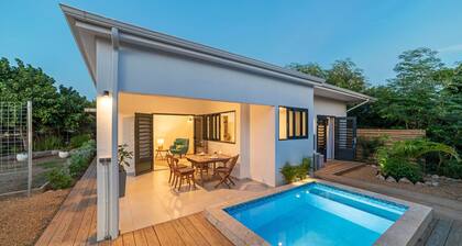 Cute hideaway with private pool & garden. Close to nature & beaches.