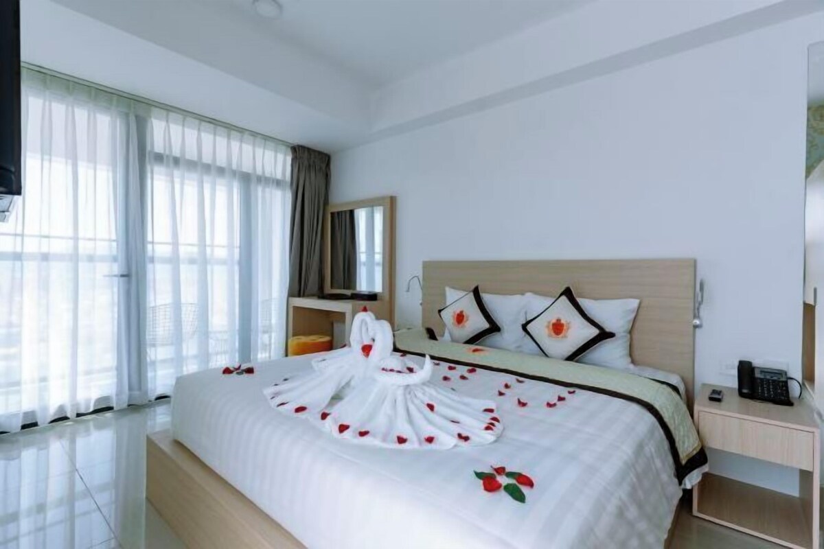 Premium bedding, minibar, in-room safe, desk