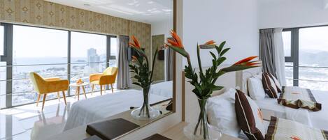 Executive trippelrum - utsikt mot staden | Sängtillbehör av högsta kvalitet och minibar