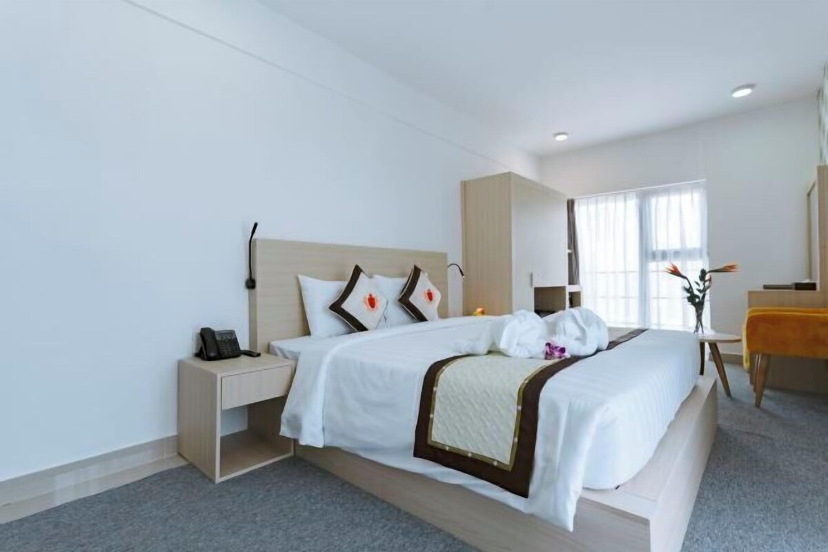 Premium bedding, minibar, in-room safe, desk