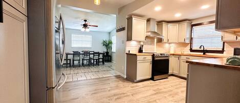 Microondas, horno, placa de cocina y lavavajillas