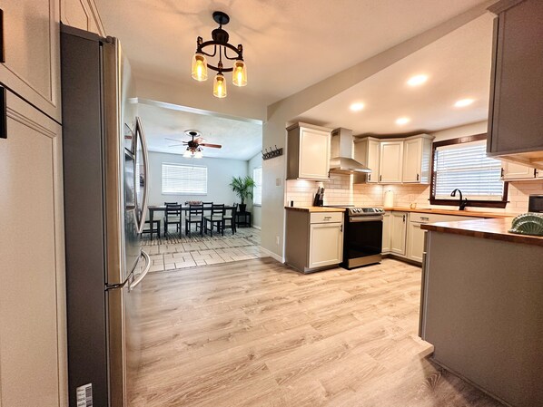 Microwave, oven, stovetop, dishwasher - Sky Shower, Ping Pong Table, King Beds and 65inch TV Theatre (Seminole)