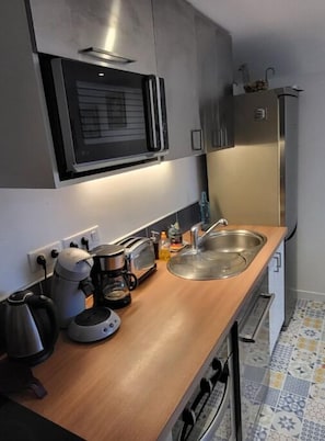 Een koelkast, een microgolfoven, een oven, een kookplaat