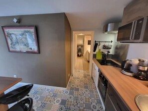 Fridge, microwave, oven, stovetop - Appartement de Charme et Jardin (Rouen)