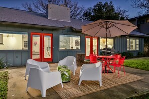 Outdoor dining - The Sunset House  (Austin)