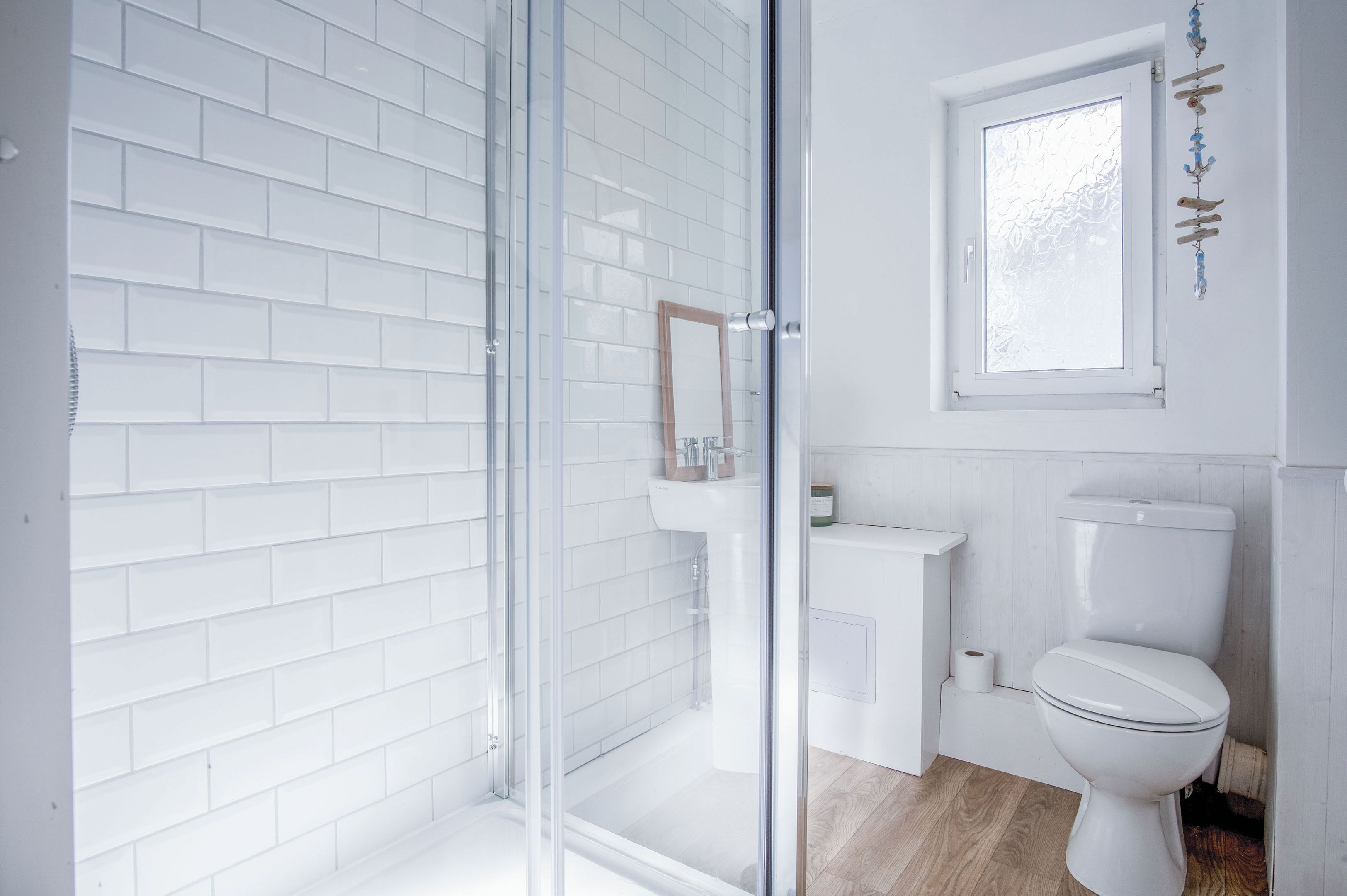Chalet Standar | Kamar mandi | Shower dan handuk
