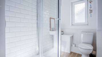 Chalet Standar | Kamar mandi | Shower dan handuk