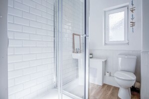 Standard Chalet | Bathroom | Shower, towels - Eddies (Swansea)
