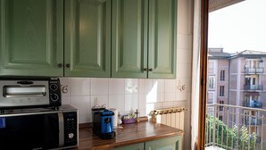 Coffee/tea maker, fridge, microwave, oven