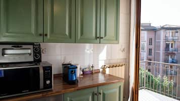 Frigorifero, microonde, forno, piano cottura
