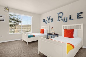 4 bedrooms, iron/ironing board, WiFi, bed sheets