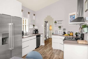 Kjøleskap, mikrobølgeovn, ovn og kokeplater