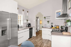 Réfrigérateur, micro-ondes, four, plaque de cuisson