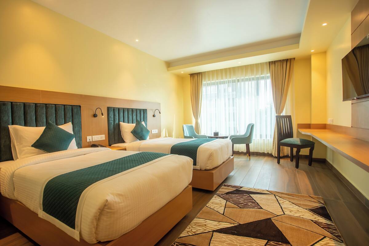 Super Deluxe Twin Room | 1 bilik tidur, peti besi dalam bilik, meja, kalis bunyi