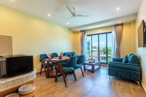 Junior Room | Living area | 34-inch LED TV with cable channels