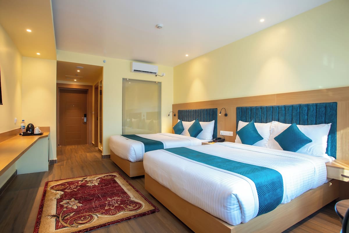 ห้องดีลักซ์สำหรับสี่ท่าน | ตู้นิรภัยในห้องพัก, โต๊ะทำงาน, ห้องเก็บเสียง, เตาร ีด/โต๊ะรีดผ้า