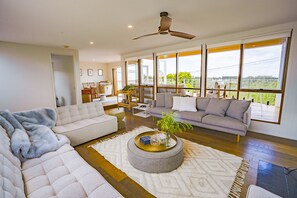 Smart TV, chimenea, videojuegos y futbolito