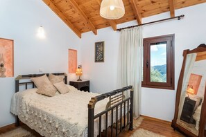 2 bedrooms, iron/ironing board, free WiFi, bed sheets - A cottage perfect for quiet vacation, inside the nature and close to Samaria. (Chania)