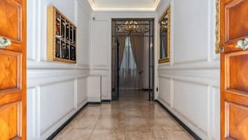 Bagian depan properti - sore/malam