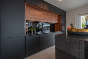 Fridge, microwave, oven, stovetop - Astonishing villa Blue Horizon w heated pool (Podstrana)