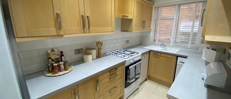 Micro-ondas, fogão, cooktop, lava-louças