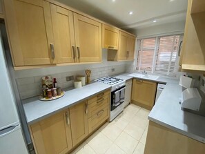 Mikrovågsugn, ugn, spishäll och diskmaskin