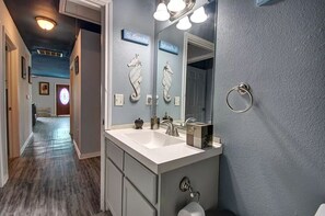Articles de toilette gratuits, sĂšche-cheveux, serviettes fournies, savon