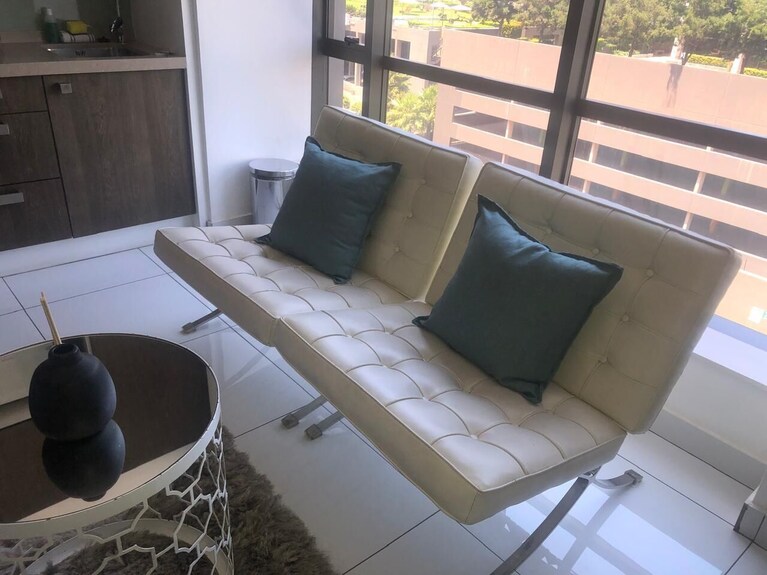 Luxury In Africa's Finance Hub With A Power Backup - Johannesburg