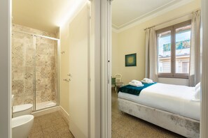 Shower, hair dryer, bidet, towels