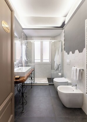 Ducha, secador de pelo, bidet, toallas