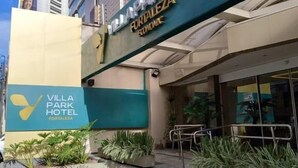 The exterior of Villa Park Hotel with a prominent entrance and signage. - Villa Park Fortaleza (Fortaleza)