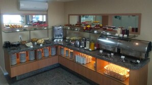 A buffet area with various food items, a coffee station, and a self-service beverage dispenser. - Villa Park Fortaleza (Fortaleza)