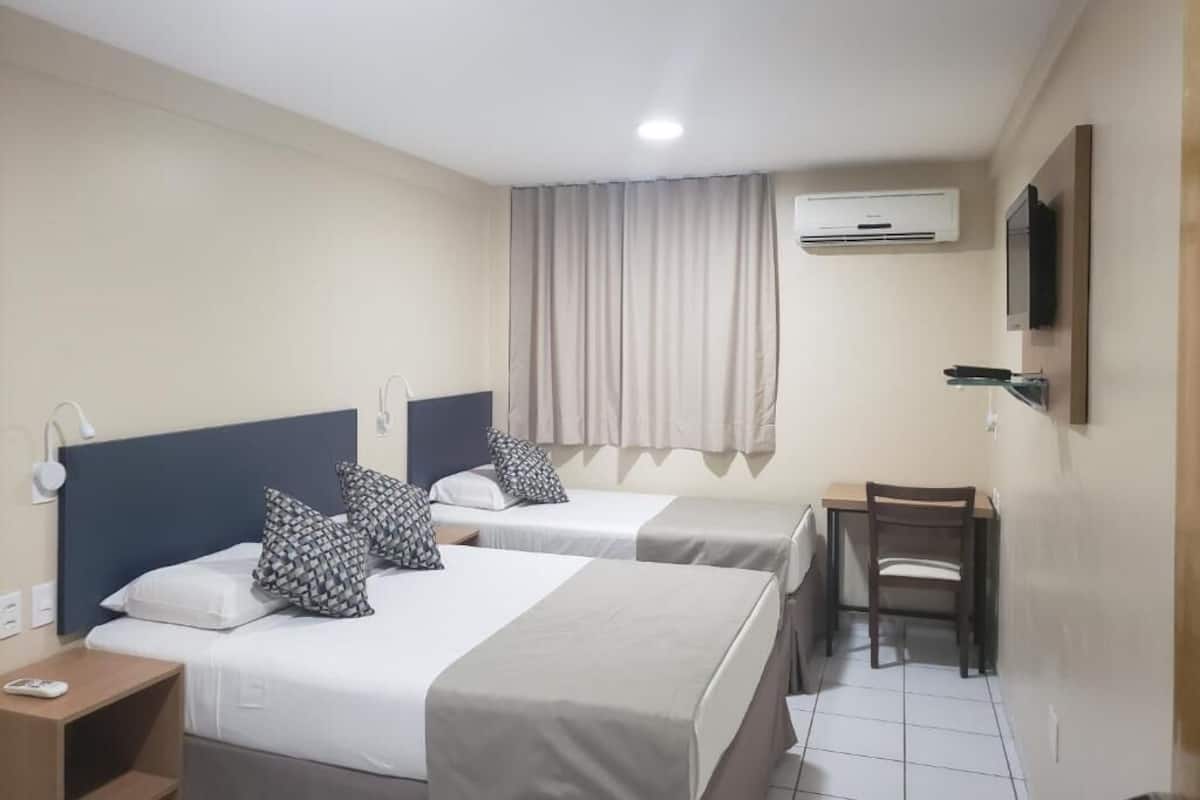 Comfort Triple Room, Mixed Dorm, Non Smoking | Bar mini, peti besi dalam bilik, ruang kerja komputer riba