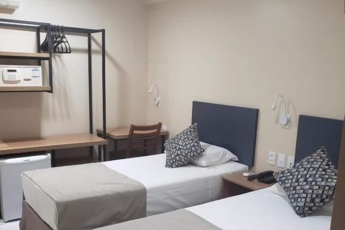 Economy Twin Room | Bar mini, peti besi dalam bilik, ruang kerja komputer riba