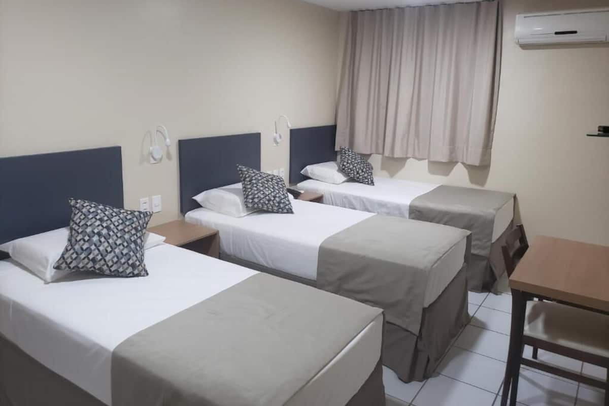 Economy Triple Room | Bar mini, peti besi dalam bilik, ruang kerja komputer riba