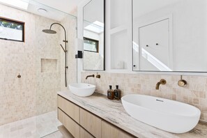 Shower - Effortless Coastal Luxury (Blairgowrie)