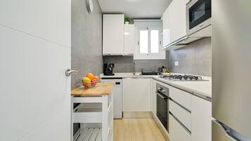 Een koelkast, een microgolfoven, een oven, een kookplaat