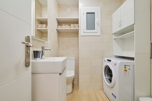 Shower, hair dryer, towels, soap - Calella Costa Terraza con Vistas al mar (Calella)