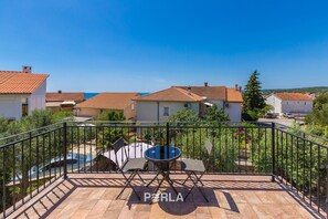 Outdoor dining - Holiday house EMY with pool in Krk 600m from the beach (Krk)