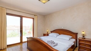 2 bedrooms, iron/ironing board, WiFi, bed sheets - Holiday house EMY with pool in Krk 600m from the beach (Krk)