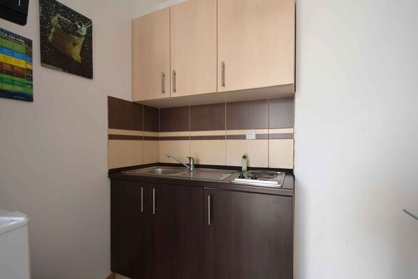 Stovetop, cookware/dishes/utensils