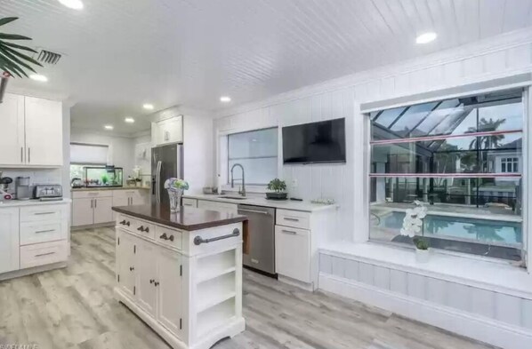 Private kitchen - Beautiful Waterfront Royal Harbor Home w/ Boat Lift (Naples)