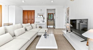TV - Apartment BH11 - Theia (Kouklia)